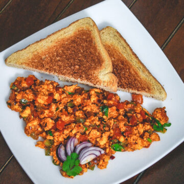 Paneer bhurji served with toasted bread.