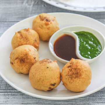 5 batata vada seved with green chutney and meethi chutney.