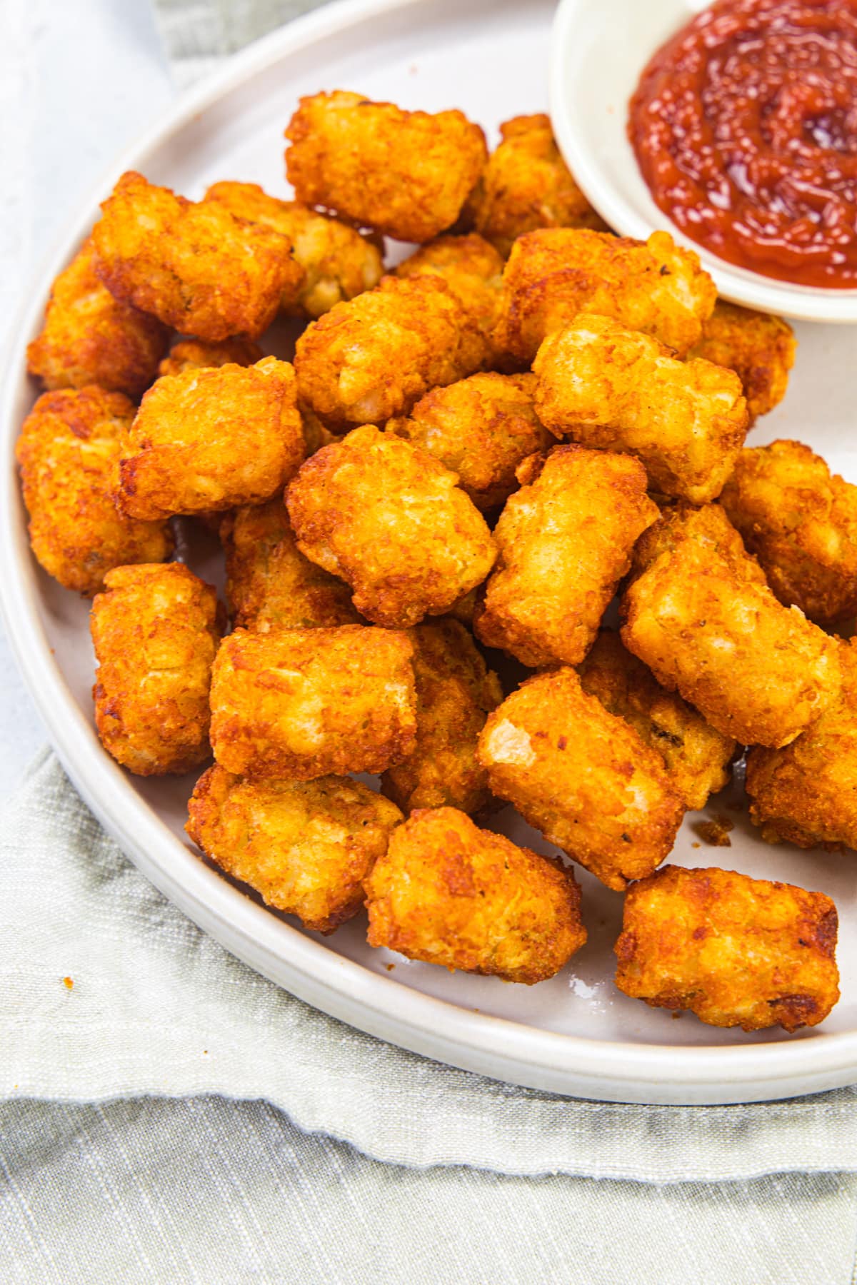 Air fryer tater tots served in a plate.