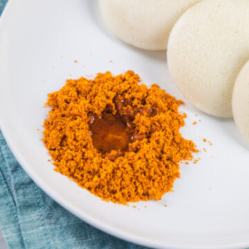 Idli podi with a drizzle of sesame oil with idli.