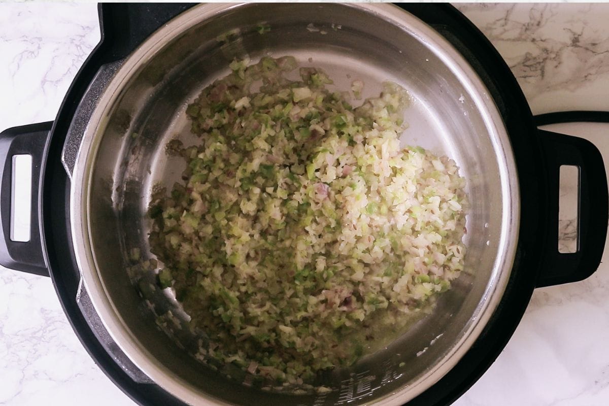 Cooking onion, capsicum, garlic mixture in instant pot.