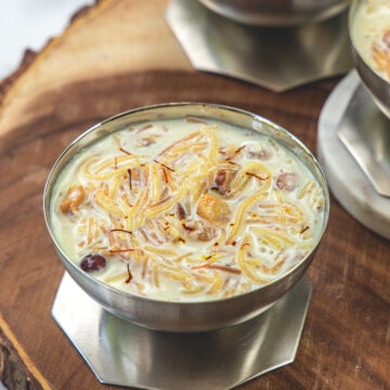 Semiya payasam in a bowl on a wooden board.