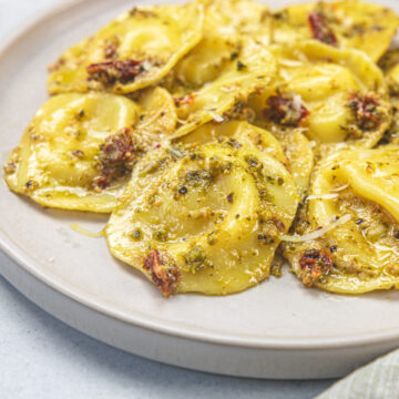 A plate of pesto ravioli.