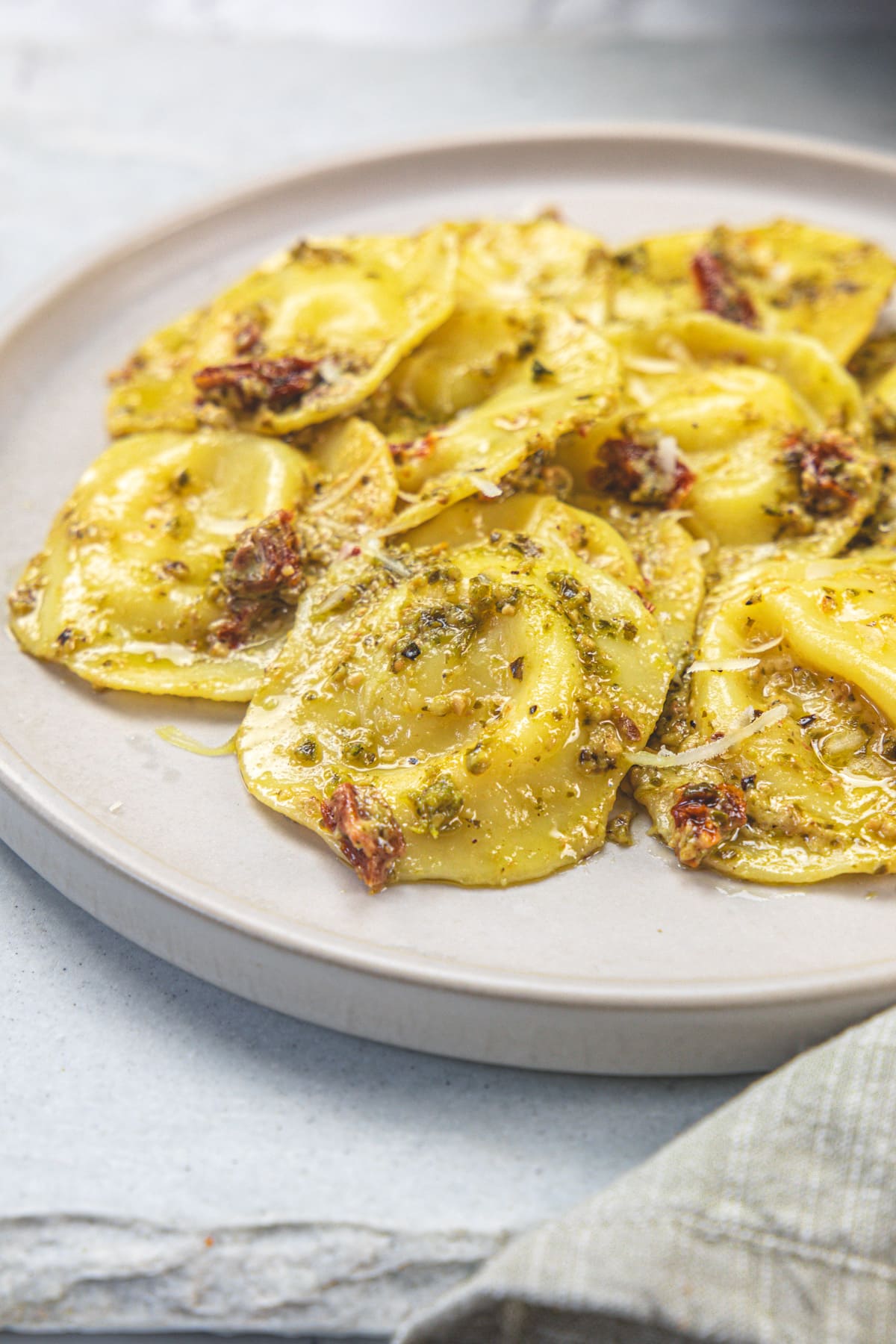 A plate of pesto ravioli.