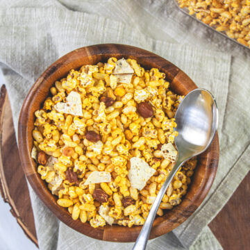 Jowar dhani chivda in a wooden bowl with a spoon.