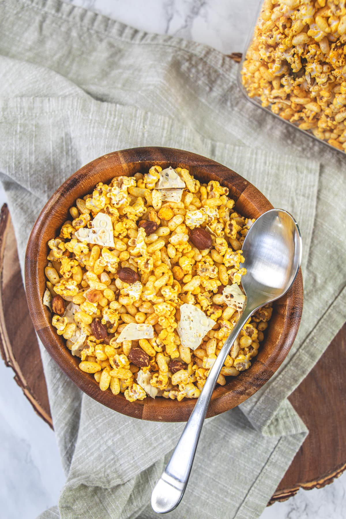 Jowar dhani chivda in a wooden bowl with a spoon.